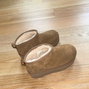 UGG Classic Ultra Mini Platform Size 7 - Chesnut